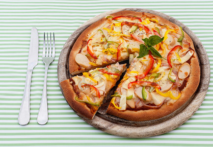 圆火腿摄影照片_美味的自制比萨饼配火腿和蔬菜。