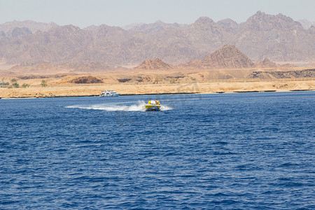 摩托艇在红海中高速竞速