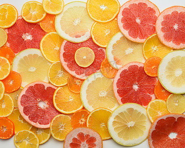 柑橘类水果切成圆形：橙子、葡萄柚、柠檬、橘子。