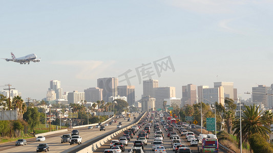 美国加利福尼亚州圣地亚哥 — 2020 年 1 月 15 日：繁忙的城际高速公路，高峰时段高速公路上的交通拥堵。