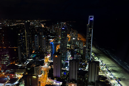 夜间大海摄影照片_冲浪者天堂城市和海滩的夜间鸟瞰图。