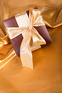 甜蜜的惊喜，漂亮的礼物 — 带糖果和金胶带的棕色盒子