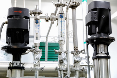 泵摄影照片_制药行业的测量设备、管道和泵