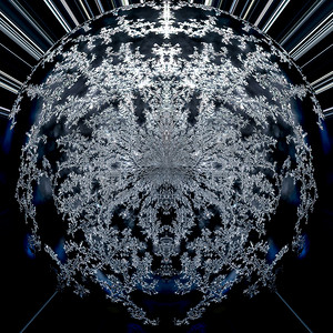 创意蓝色雪花数字摄影照片_空间中由水晶闪闪发光的雪花制成的黑色、蓝色和白色圆形空心分形图形行星的抽象数字未来派现代背景墙艺术