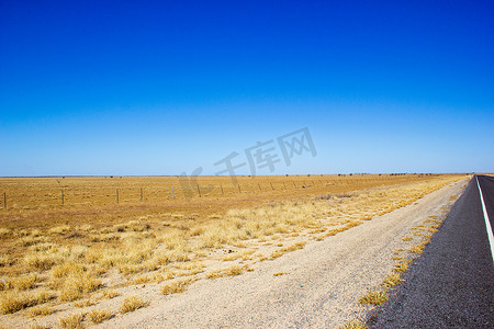 昆士兰州摄影照片_澳大利亚昆士兰州弗林德斯高速公路上澳大利亚甜点的直路