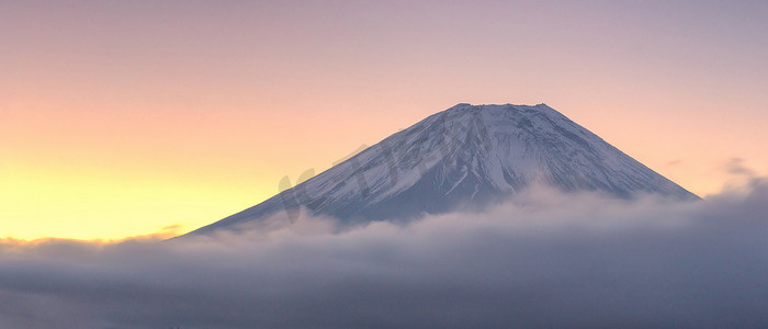 日本冬季日出时全景美丽的富士山自然景观.