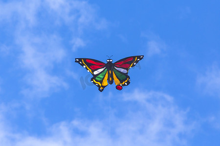 振摄影照片_五颜六色的风筝在蓝蓝的天空中飞翔
