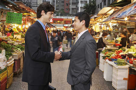 两个商人在街市上握手