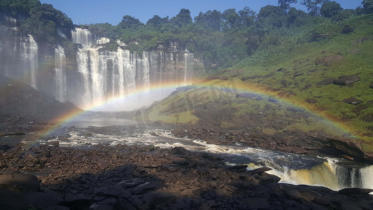 安哥拉卡兰杜拉瀑布的彩虹
