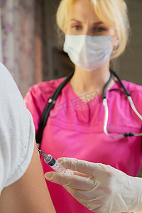 一位戴白手套的女医生接种疫苗，一种针对冠状病毒、流感的疫苗。