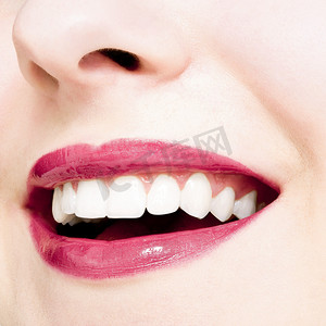笑容牙齿摄影照片_完美的笑容和健康洁白的天然牙齿，为牙科和美容而开心微笑