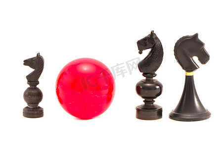 孤立的各种黑马棋子和红色台球
