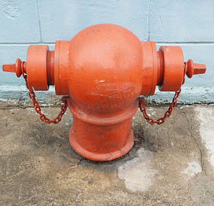 墙边的红色消防栓