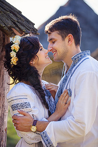 激情风格摄影照片_年轻夫妇在户外穿乌克兰风格的衣服