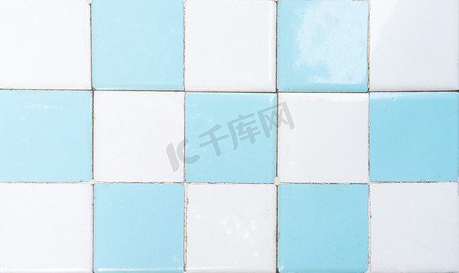 国际象棋图案的白色和蓝色卫生间瓷砖墙