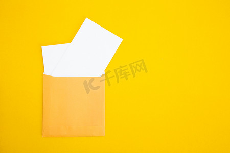 黄色背景上的彩色纸信封