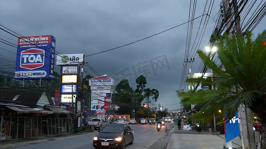 泰国苏梅岛 — 2019 年 6 月 21 日阴天交通繁忙的城市街道。