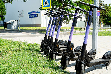 俄罗斯阿纳帕 — 2021年7月24日：URent电动滑板车在停车场排成一排