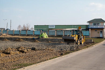 乌克兰，卢茨克 — 2020 年 4 月 10 日：黄色轮式装载机挖掘机在建筑工地用沙子和砾石工作。