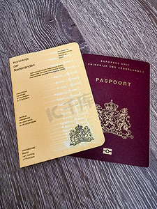 黄色证书摄影照片_荷兰的黄色疫苗接种护照，荷兰护照，木制背景。