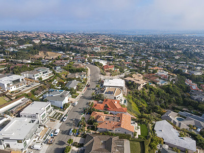 圣地亚哥 La Jolla Hermosa 小镇与小街道和别墅的鸟瞰图