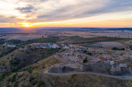 葡萄牙阿连特茹日落时的 Juromenha 城堡、村庄和瓜迪亚纳河无人机鸟瞰图