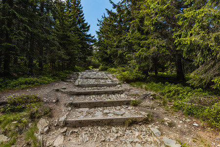 如果周围有 Karkonosze 巨山，那么长长的山路满是石阶，全景