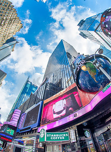 纽约城 — 2013 年 6 月 11 日：著名旅游胜地时代广场拥挤的游客