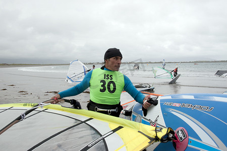 海里冲浪摄影照片_狂野的大西洋风帆冲浪者准备冲浪