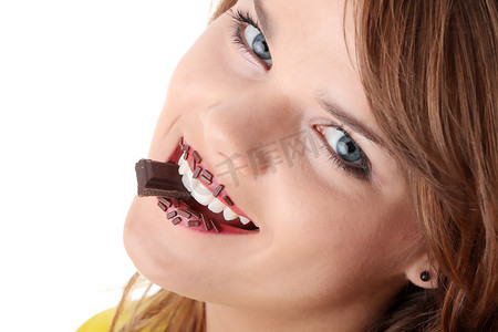 吃巧克力的十几岁的女孩