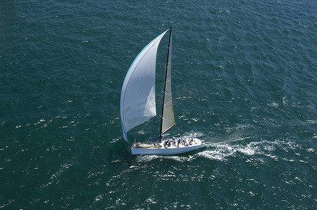 游艇参加团队帆船比赛加利福尼亚鸟瞰图