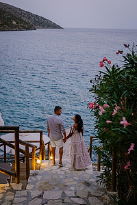 一对男女在希腊克里特岛的海洋上观看日落