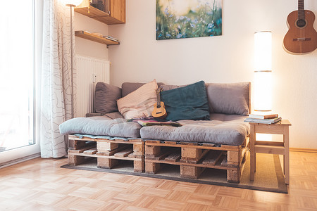 简单的生活方式：有调色板家具、调色板沙发的舒适客厅