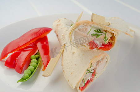 oil摄影照片_Grilled WRAP with garlic cream and fresh vegetable with oil dressing油酱