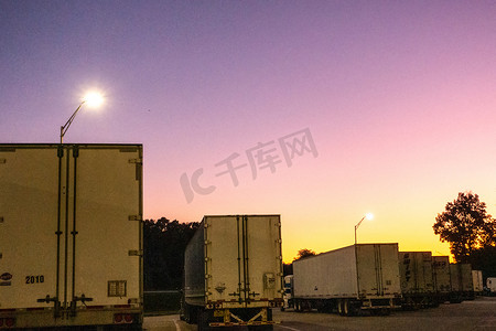 日出时休息区的大型钻机半卡车和拖车