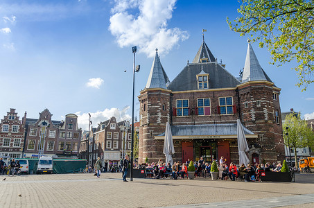 荷兰阿姆斯特丹-2015 年 5 月 7 日：人们参观阿姆斯特丹 Nieuwmarkt 广场上的 Waag。