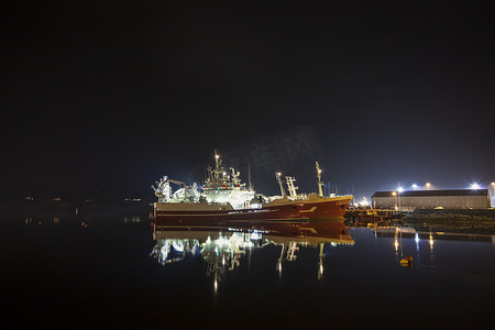 夜间钓鱼摄影照片_渔船