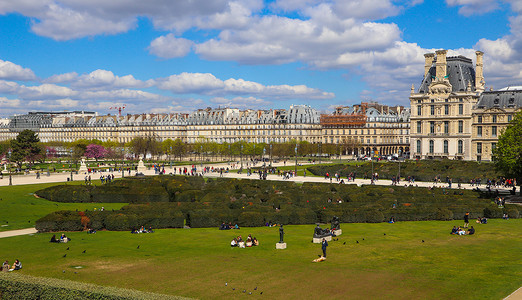 巴黎/法国 — 2019年4月4日。卢浮宫、春天巴黎市迷宫和奇妙的杜乐丽花园