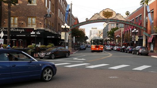 美国加利福尼亚州圣地亚哥 — 2020 年 1 月 30 日：Gaslamp Quarter 第五大道历史入口拱门标志。
