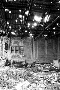 废弃矿山摄影照片_La Union村矿山废弃建筑遗迹