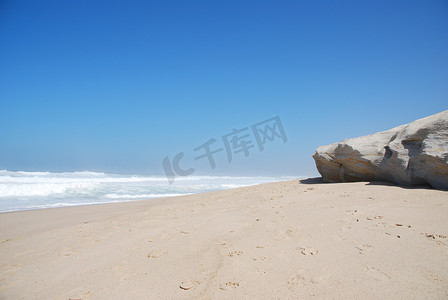 Praia del Rey 美丽海滩的小悬崖