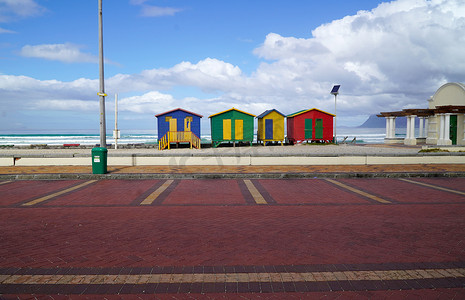 南非开普敦- 2020年4月16日：封锁期间南非开普敦Muizenberg空荡荡的停车场和海滩。