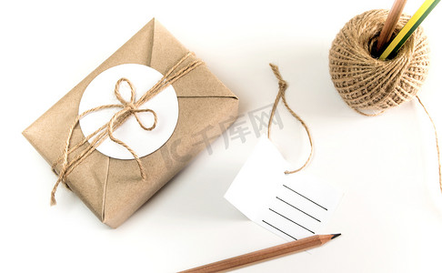 用牛皮纸和质朴的麻包裹的礼盒作为自然质朴的风格