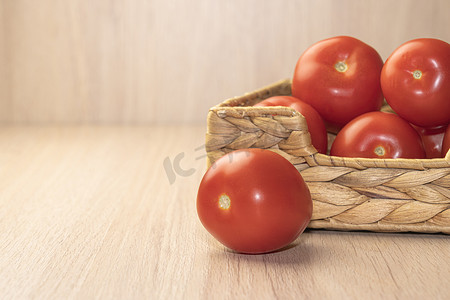 浅色背景中篮子里的红熟西红柿