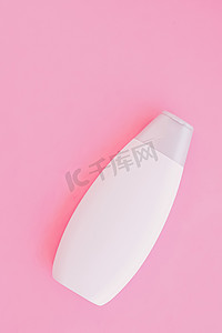 粉红色背景上的空白标签洗发水瓶或沐浴露、美容产品和身体护理化妆品