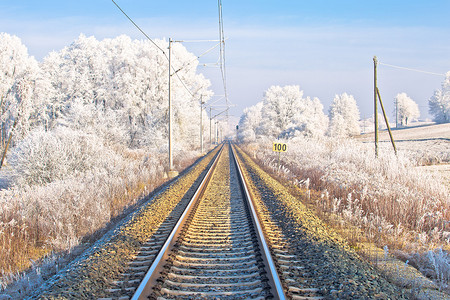 霜景观视图中的铁轨