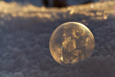冰霜之刃摄影照片_泡泡上的冰霜魔法