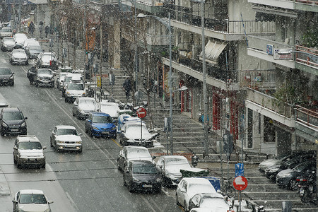 塞萨洛尼基，希腊美狄亚阵线以大雪袭击市中心。