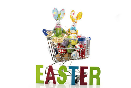 购物车与复活节彩蛋和兔子隔离在白色