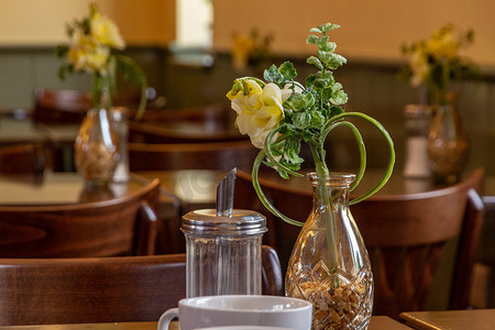 咖啡桌上花瓶上的黄色花朵
